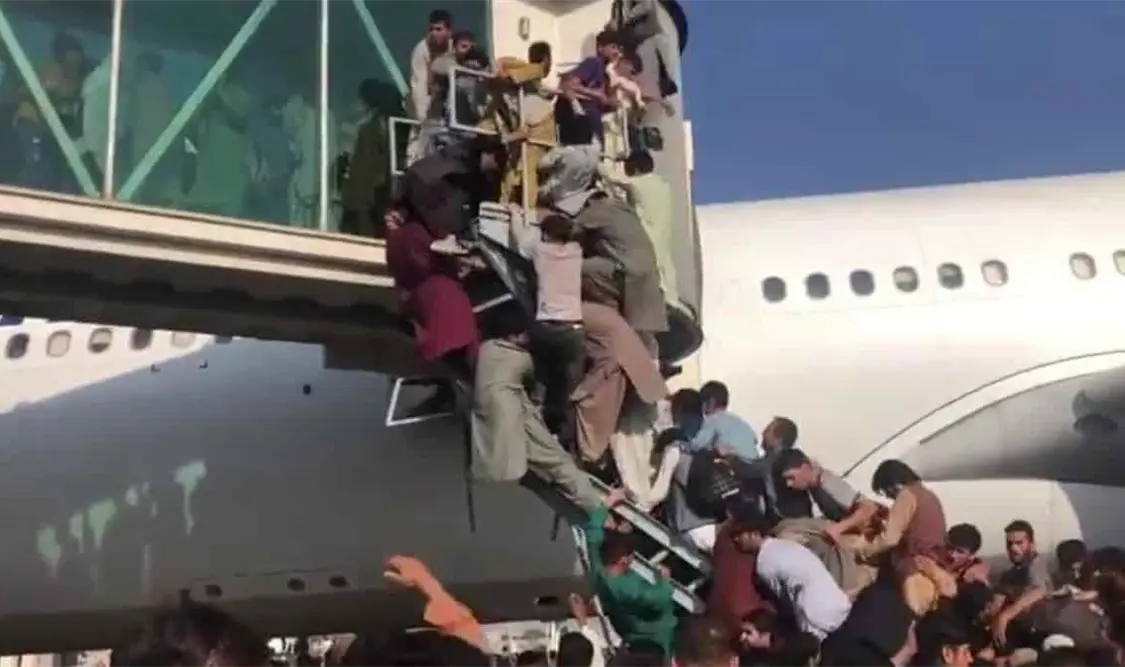 Todos los vuelos fueron suspendidos debido a la irrupción en las pistas de una multitud de afganos tratando de salir del país tras la toma de poder de los talibanes. Combatientes talibanes de todo Afganistán hicieron su jugada por el poder. El Universal