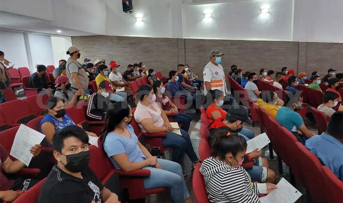Jóvenes y adultos mayores acuden a vacunarse
