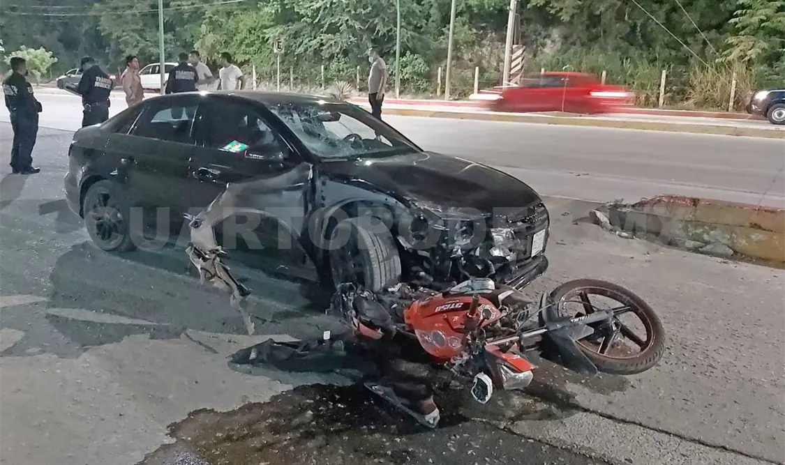 Muere motorista tras ser embestido por auto
