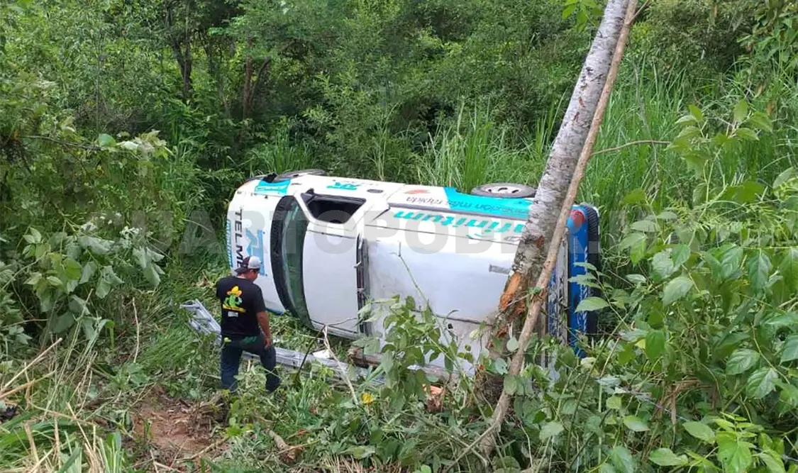 Camioneta de Telmex se precipita en un barranco