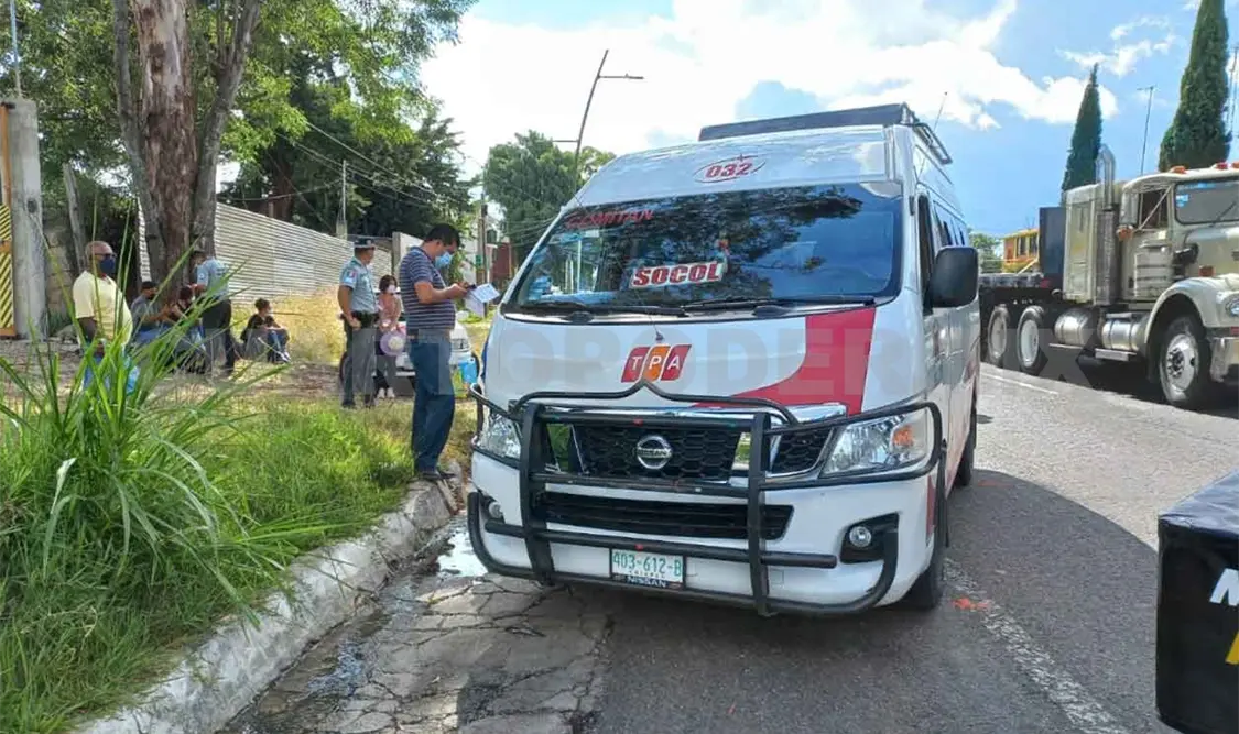 Pierde el control de combi y se impacta contra ferretería