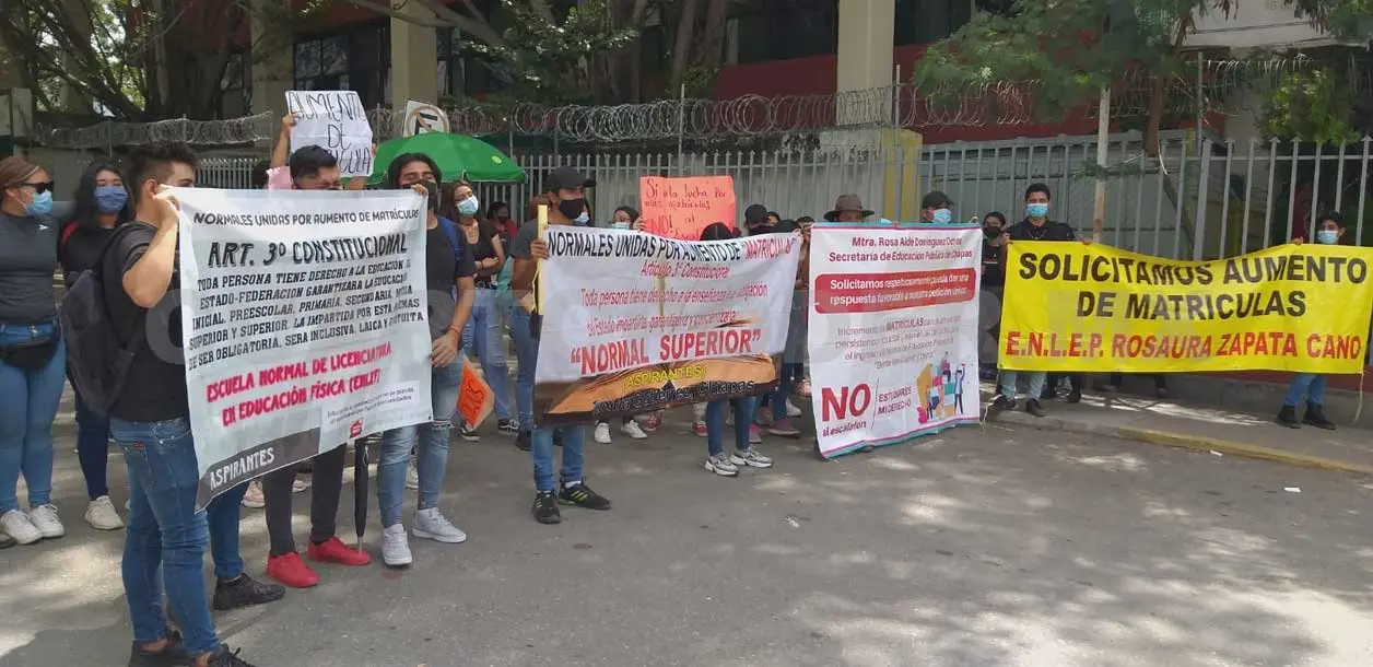 Normalistas y aspirantes se manifiestan