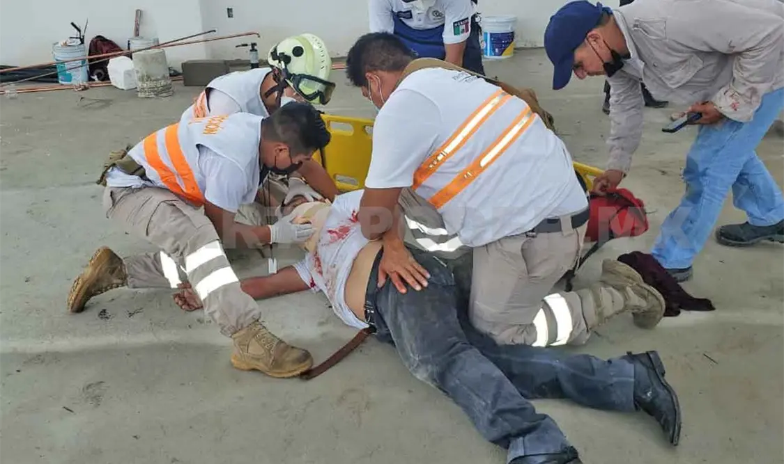 Empleado se lesiona al caer de andamio