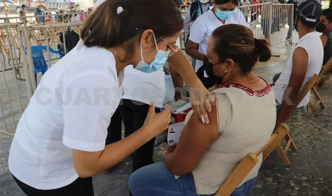 Aplican vacunas en el ejido Domingo Chanona