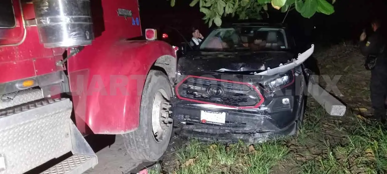 Embiste a una moto y al huir choca con tráiler