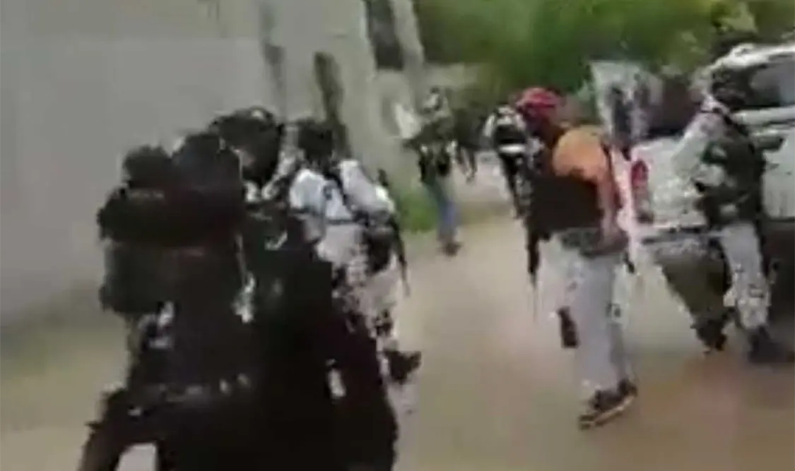 A través de un video, se ve a un grupo de habitantes enfrentarse a la GN, quienes hicieron disparos al aire para dispersar a la gente. Twitter