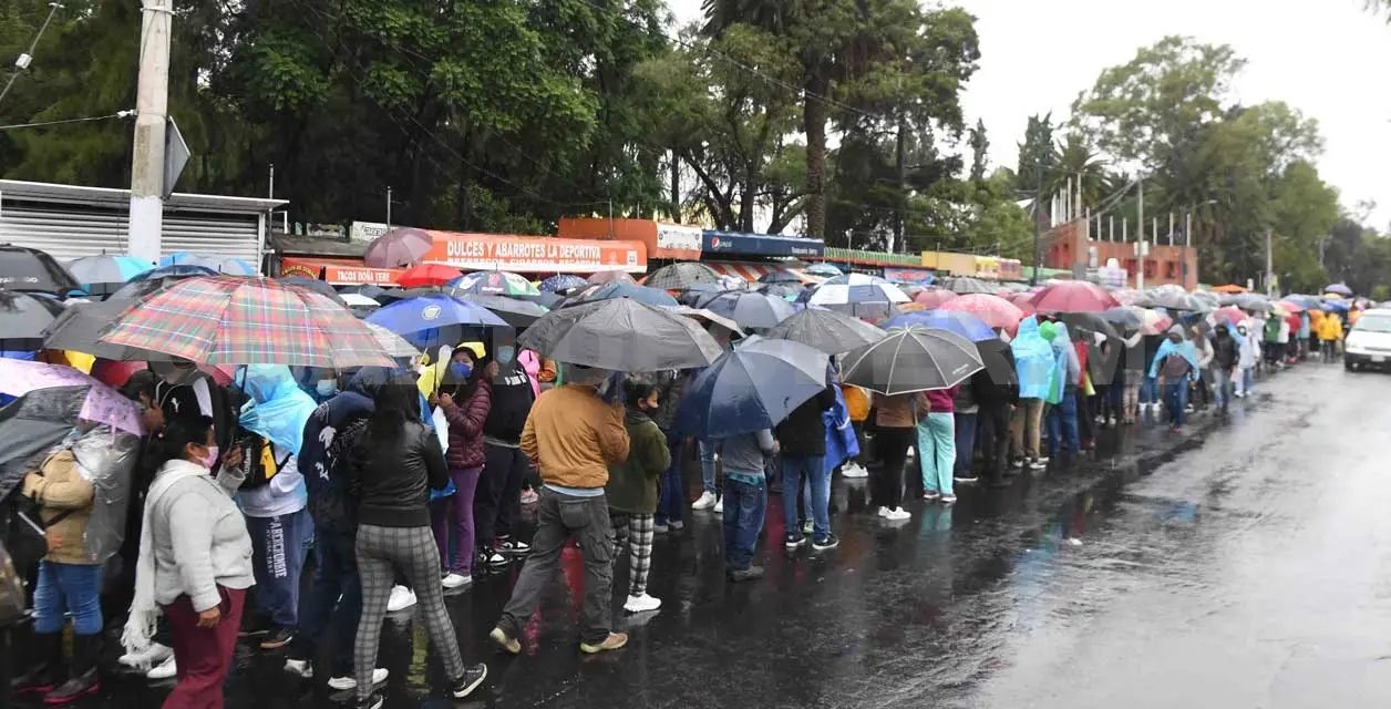 Las largas filas ya rodeaban el Deportivo Xochimilco. El Universal