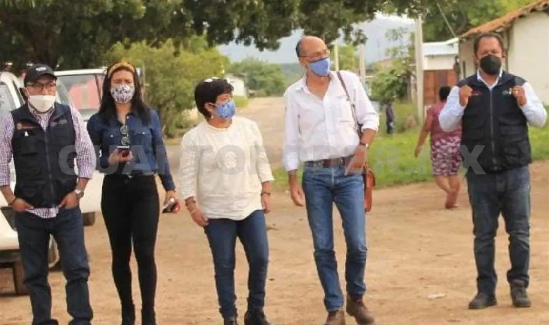 Recorrido de las autoridades durante la entrega de viviendas reconstruidas. Cortesía