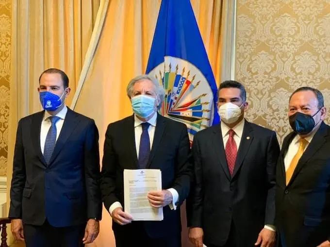 En reunión con Luis Almagro, Secretario General del organismo, los Presidentes del PAN, PRI y PRD entregaron un documento con la relatoría de la violencia política vivida en el pasado proceso electoral en el país. Cortesía