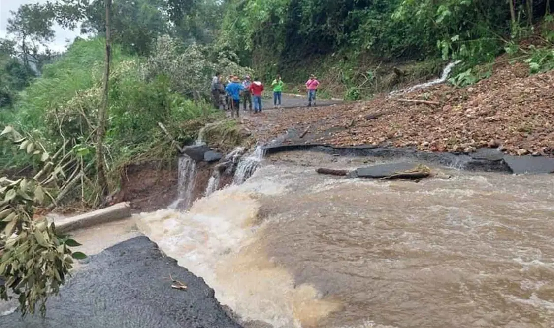 Al menos tres mil habitantes incomunicados en Hidalgo