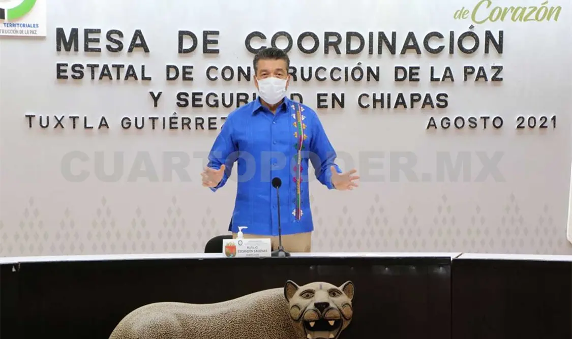 Pide mandatario acudir a vacunarse contra el covid