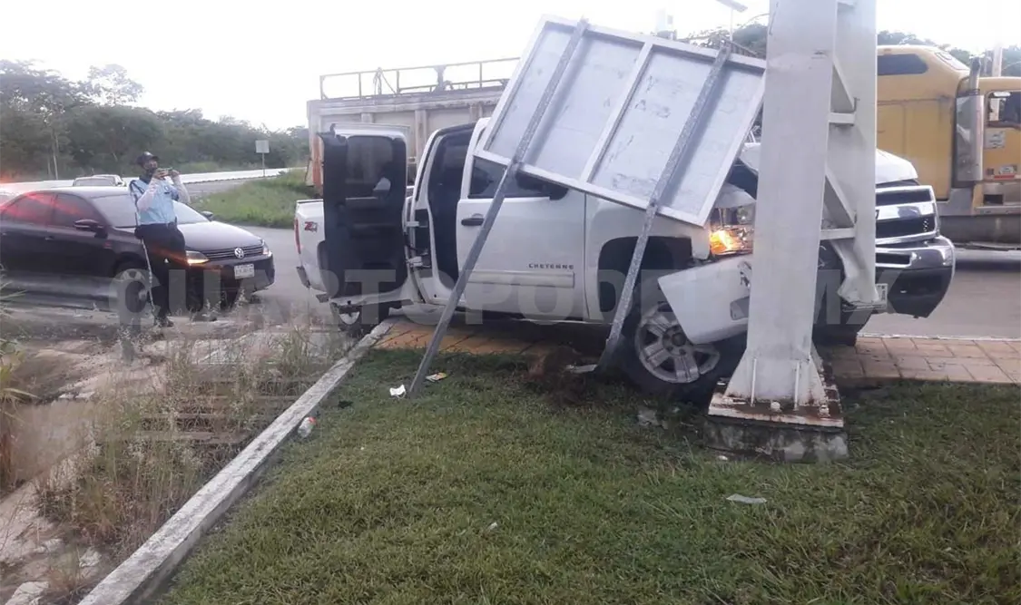 Pierde el control y se accidenta