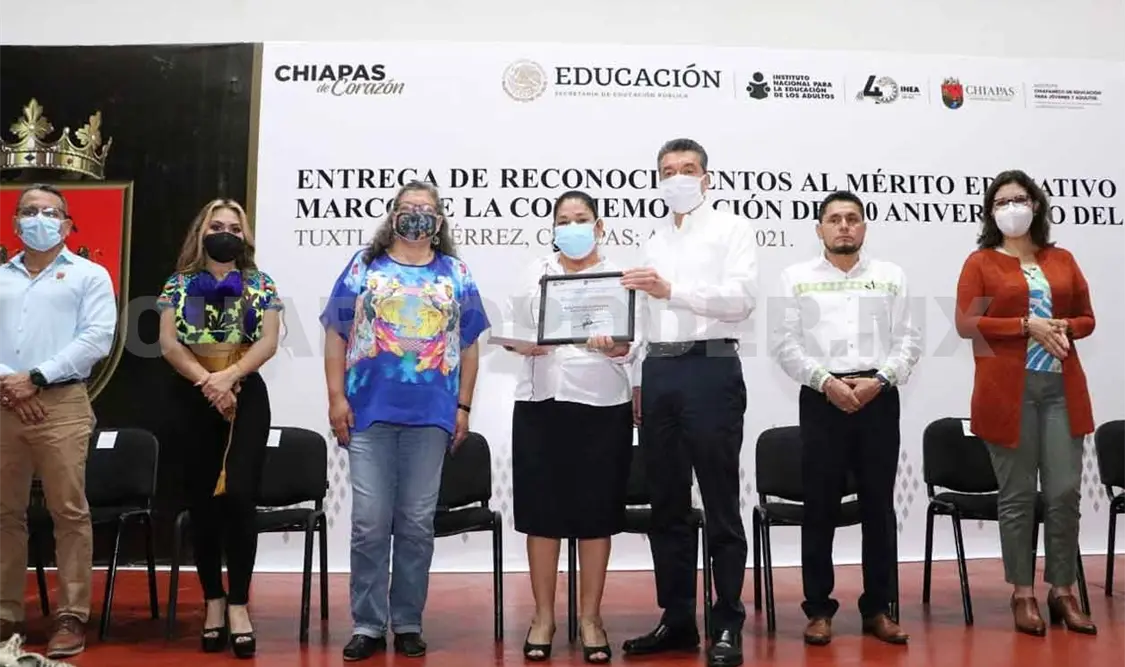 Reconocen lucha contra el rezago educativo