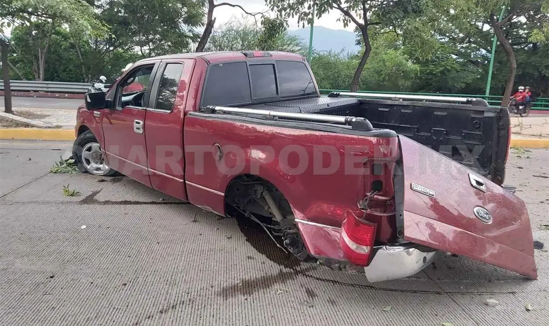 Vuelca camioneta en El Trébol