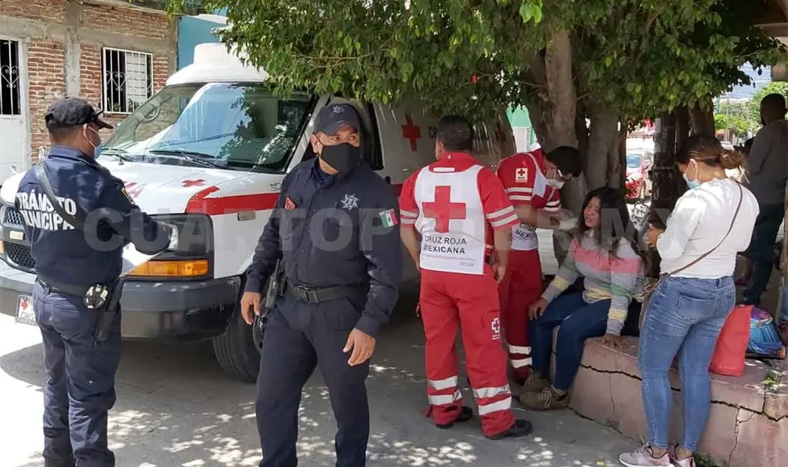 Iba de acompañante y cae de motocicleta