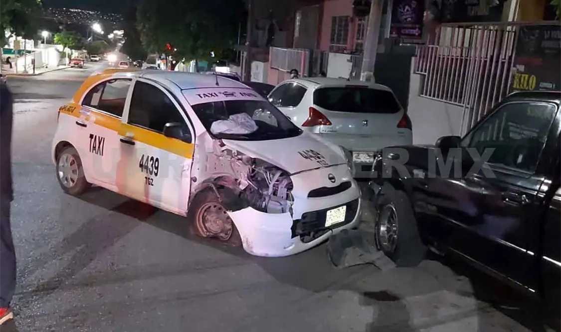 Taxista iba tomado y provoca carambolazo