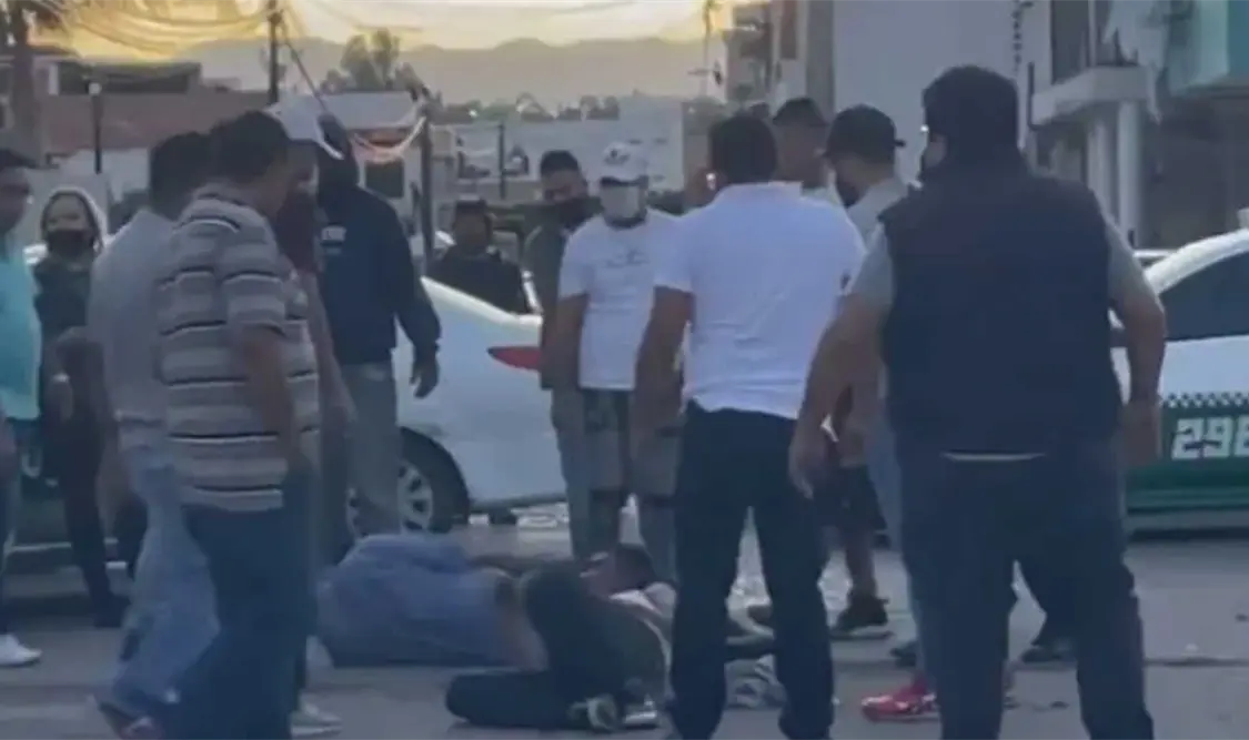 Recuperan taxi robado y golpean a ladrones