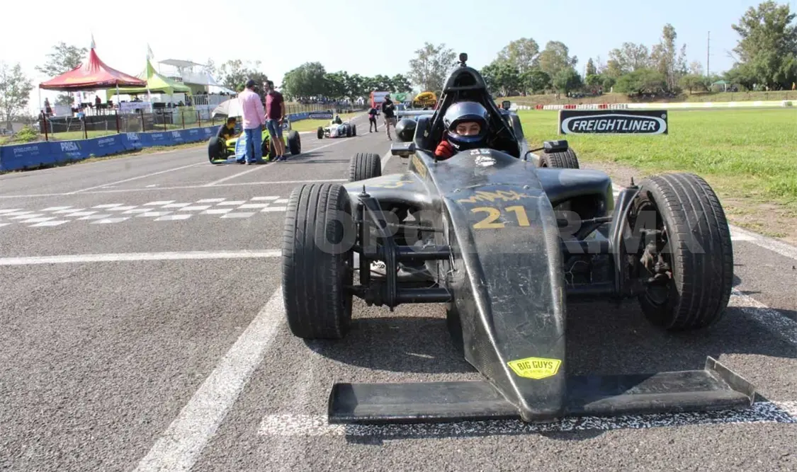 Velázquez pone a punto su automóvil