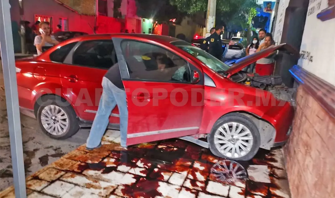 Conductor ebrio se estrella contra salón