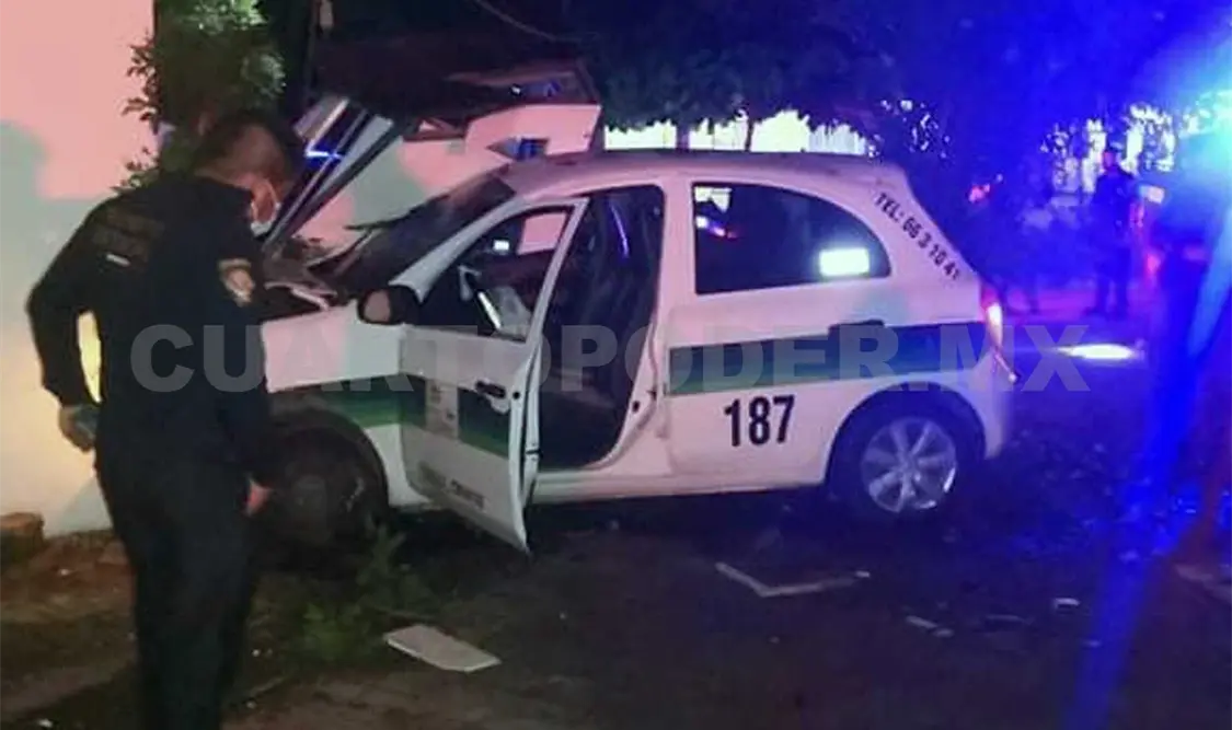 Taxista se estrella en caseta de vigilancia