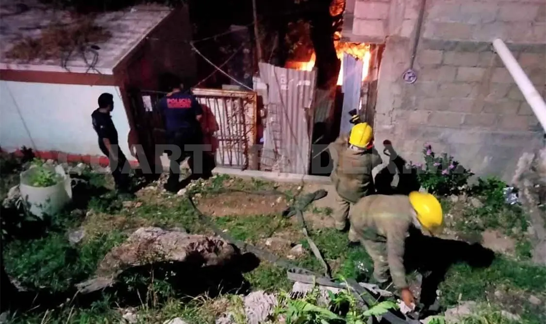 Prende fuego a su casa con su familia al interior