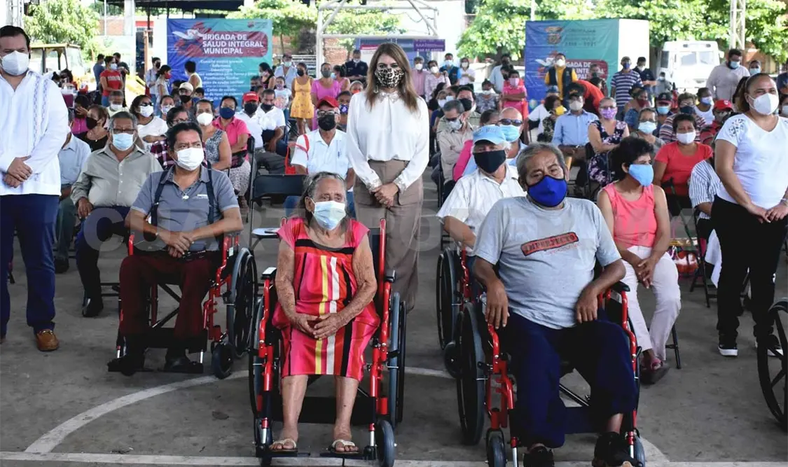 La alcaldesa Rosa Irene Urbina hizo entrega de ayudas funcionales como bastones, sillas de ruedas y tarjetas de Inapam. CP