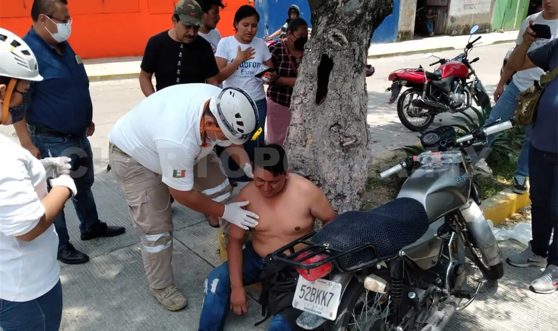 Paramédicos atendieron al joven para luego llevarlo de urgencia a un hospital. Cortesía