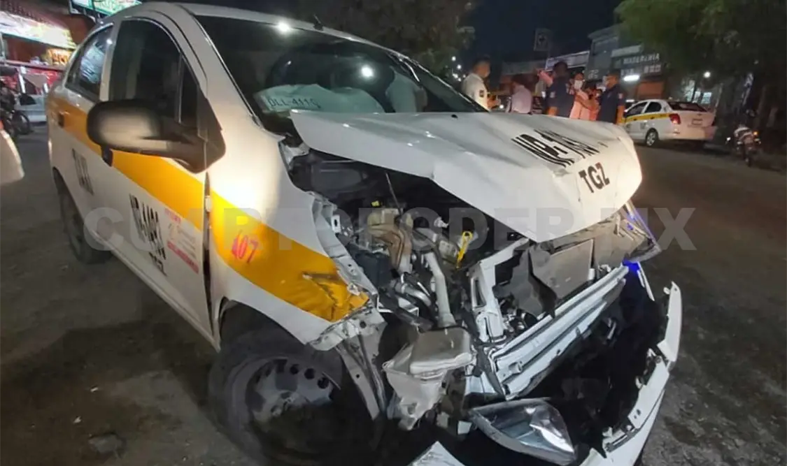 La unidad del transporte público, marca Nissan tipo Versa, quedó con daños en la parte frontal. Ulises López / CP