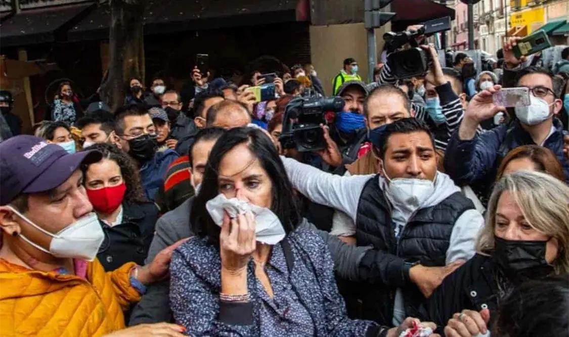 Las fuertes imágenes muestran a la funcionaria con una severa herida en el tabique de la nariz. Cortesía