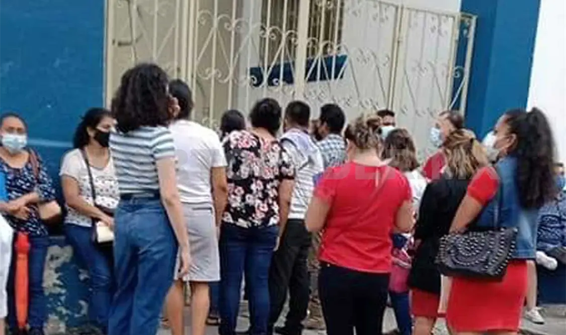 Padres no pudieron inscribir a alumnos por altas cuotas