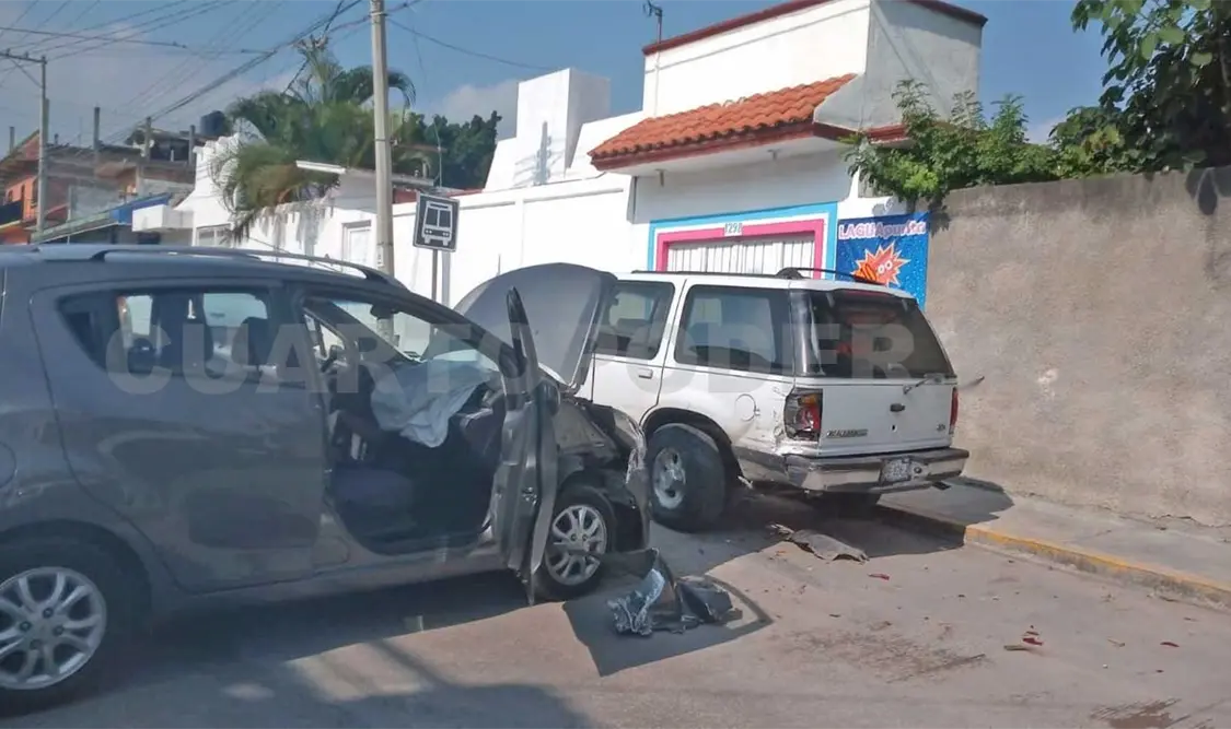 Colisiona Spark contra camioneta