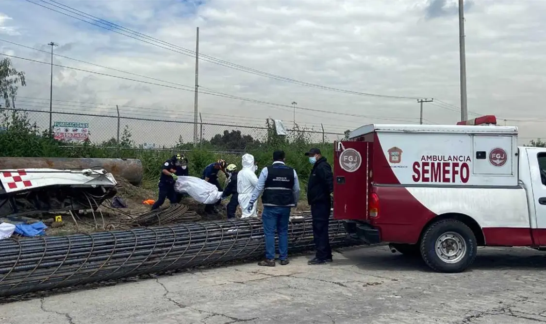 Grúa se desploma y aplasta a 5 obreros