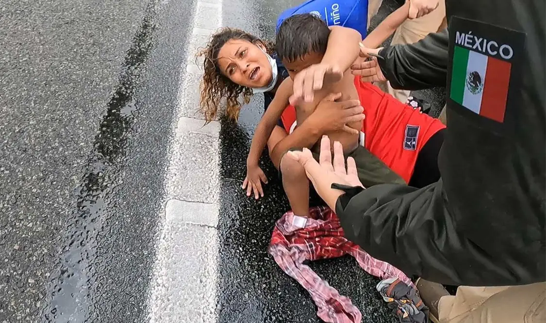 Agentes que agredieron a migrante serán castigados