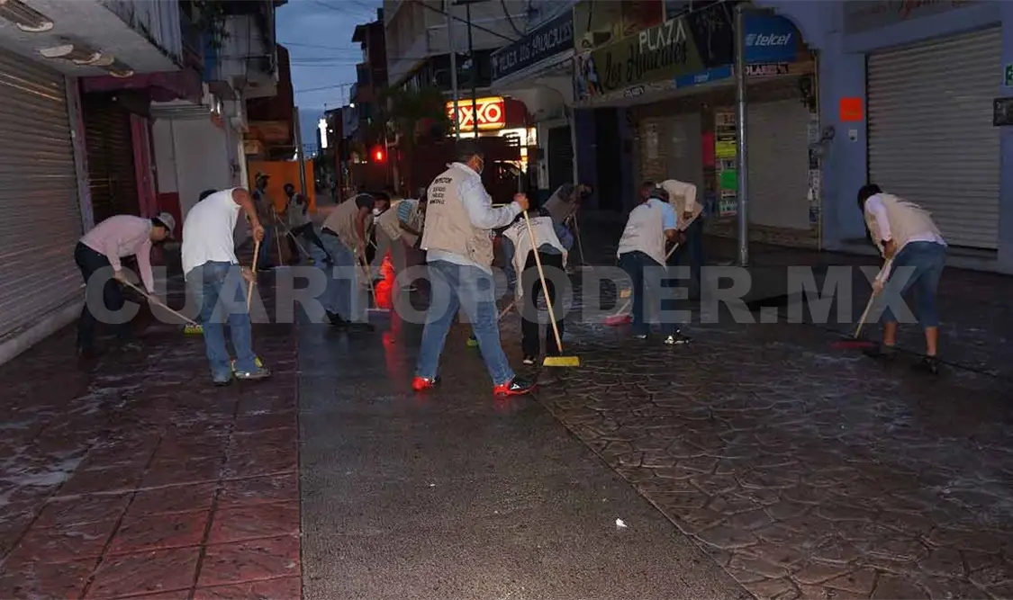 Autoridades sanitizan el centro de Tapachula