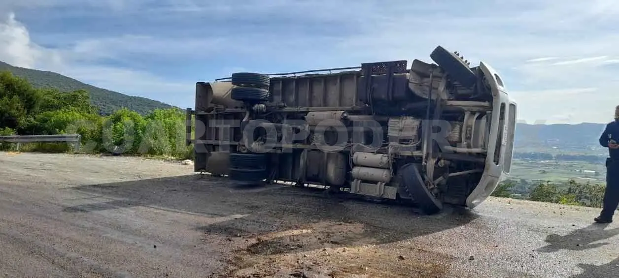 Rapiña tras volcar camión con pollos