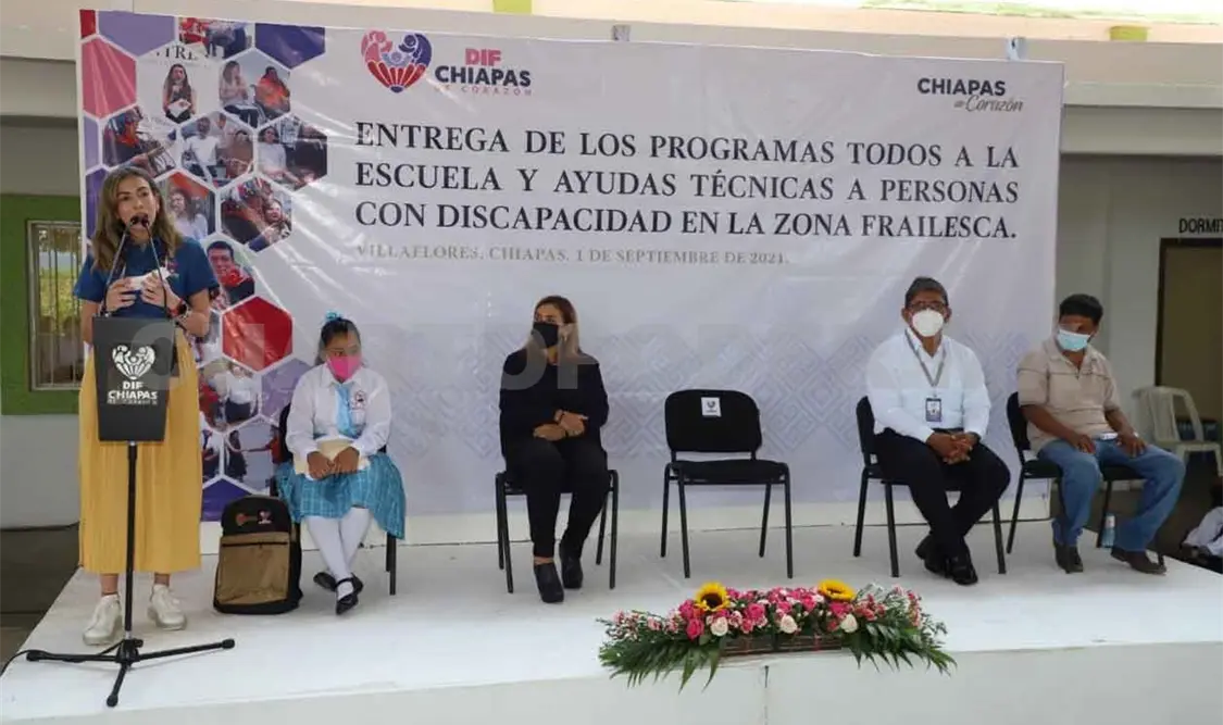 Entregan ayudas técnicas y apoyos escolares a niños