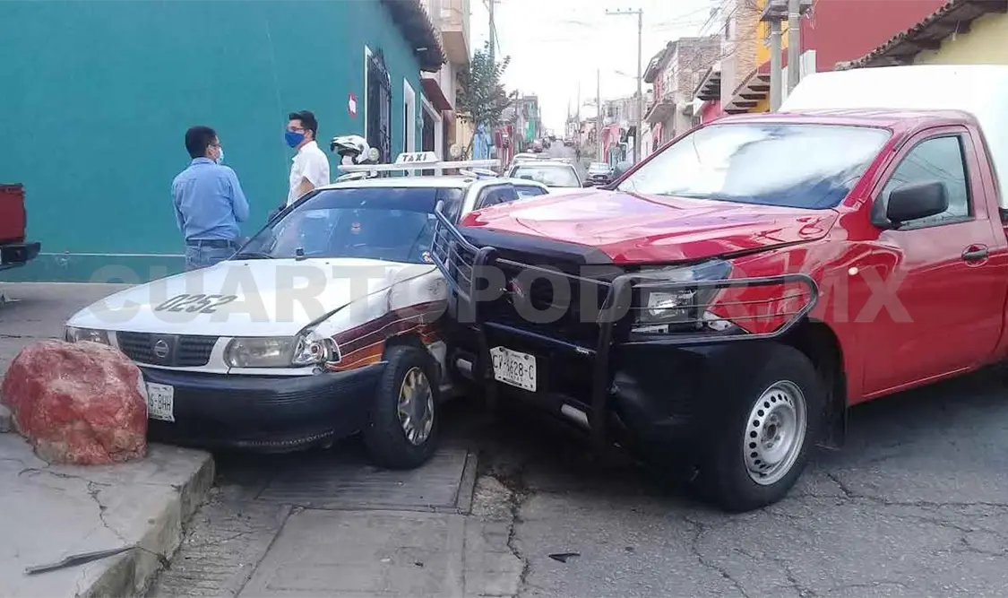 Camioneta embiste a taxi en Comitán