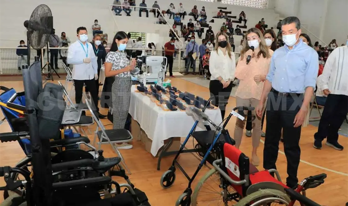Escandón entrega apoyos a Región Valles Zoque