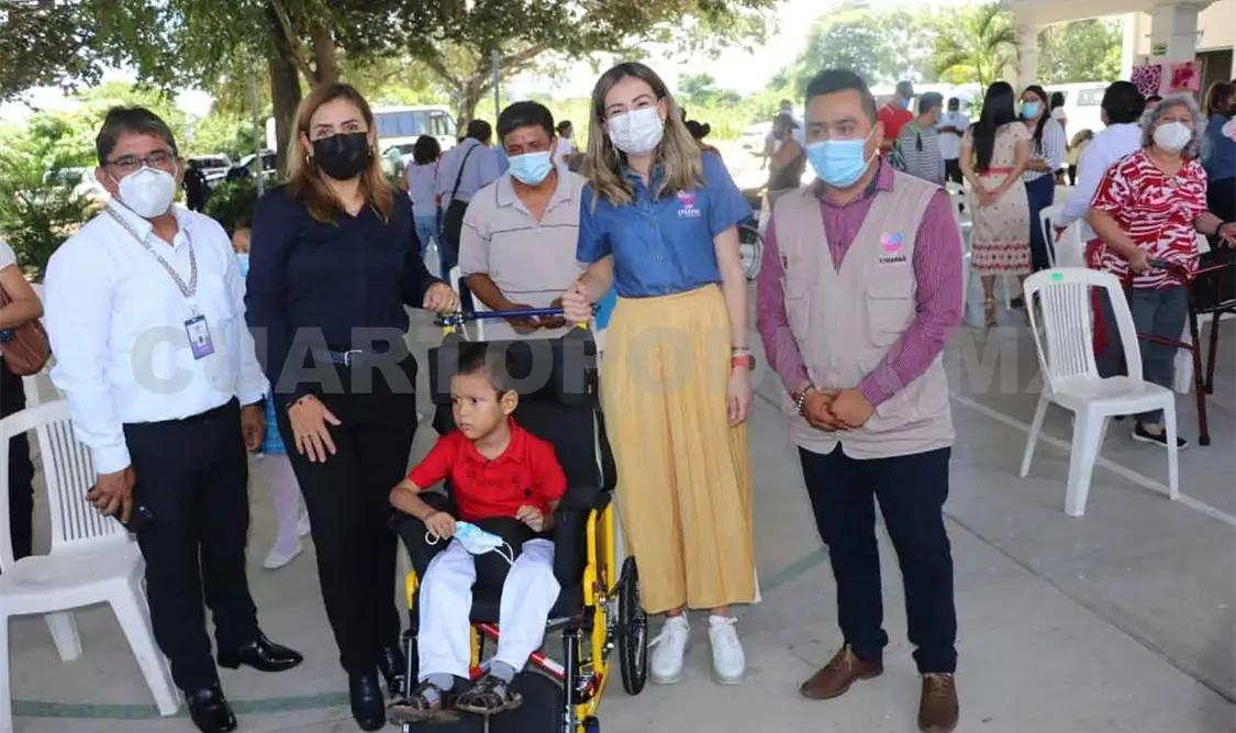 Entrega DIF útiles escolares y ayuda en Villaflores