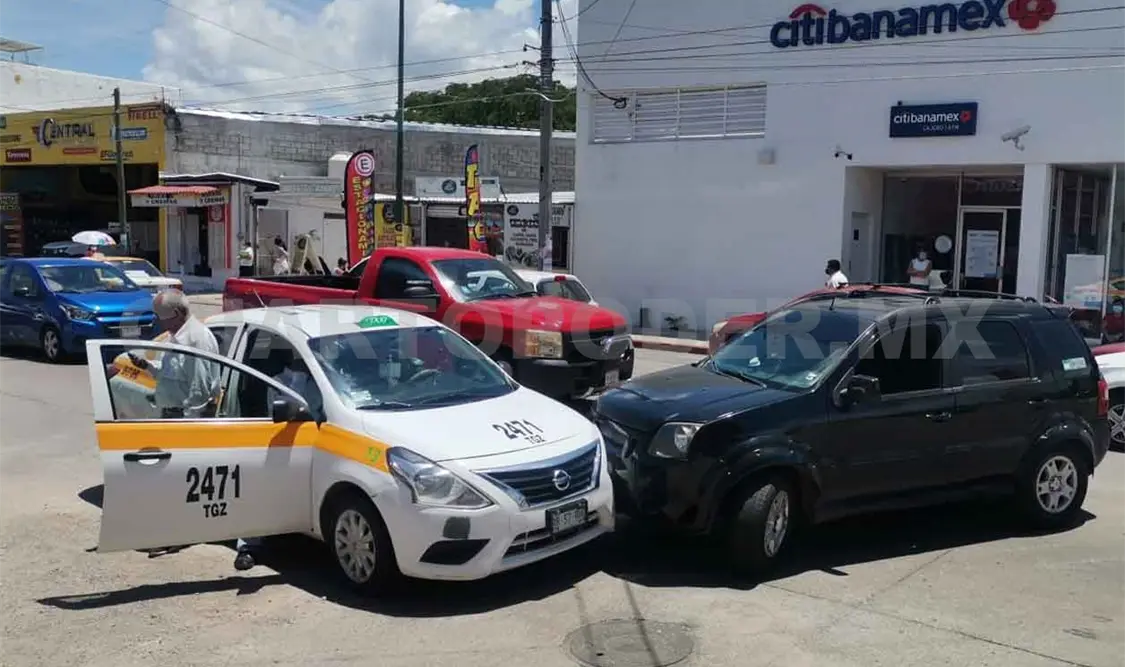Intentó dar vuelta en “u” e impactó a taxi