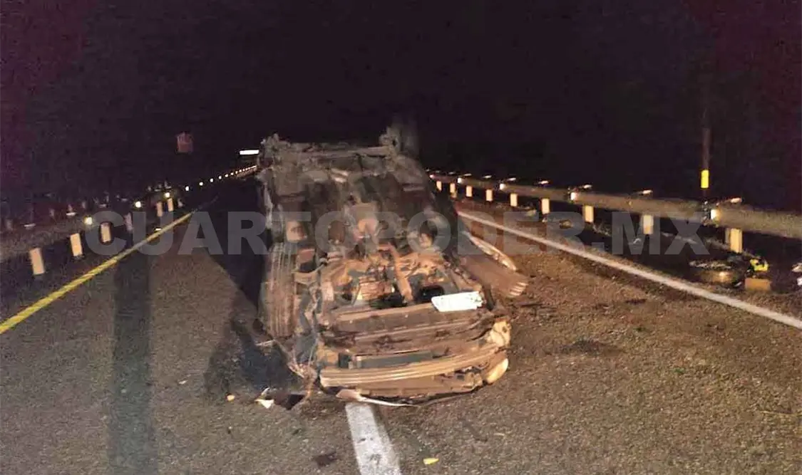 Mujer queda prensada al sufrir una volcadura