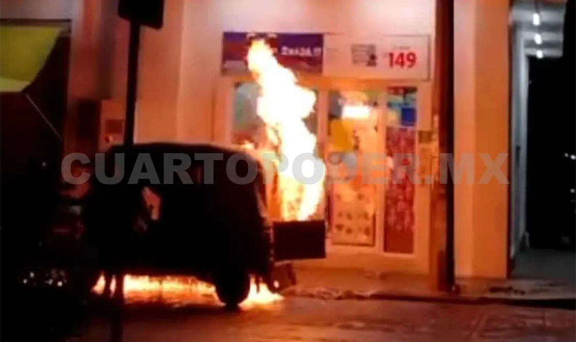 Se incendia mototaxi por cortocircuito