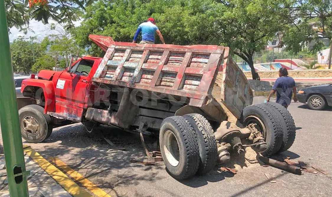 Se desbarata volteo cargado de arena