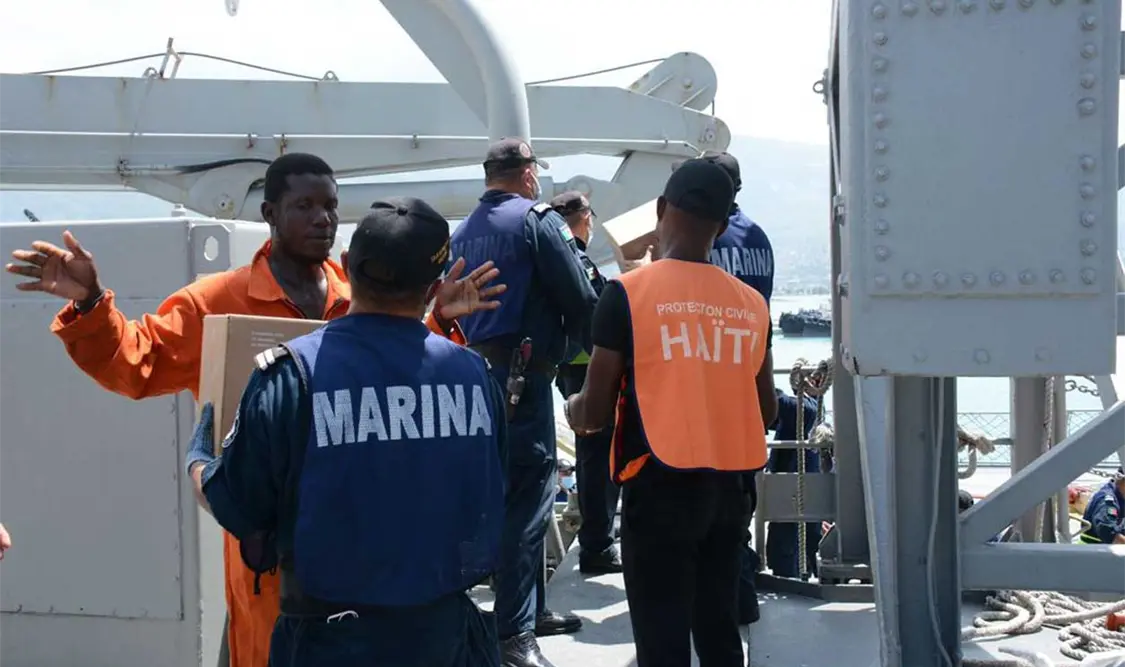 La Secretaría de Marina-Armada de México desembarcó la ayuda humanitaria enviada al pueblo haitiano en los buques de esta institución. Semar. CP