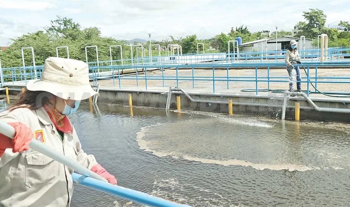El agua es clorada para cumplir con las normas exigidas para ser utilizada en riego. Diego Pérez / CP