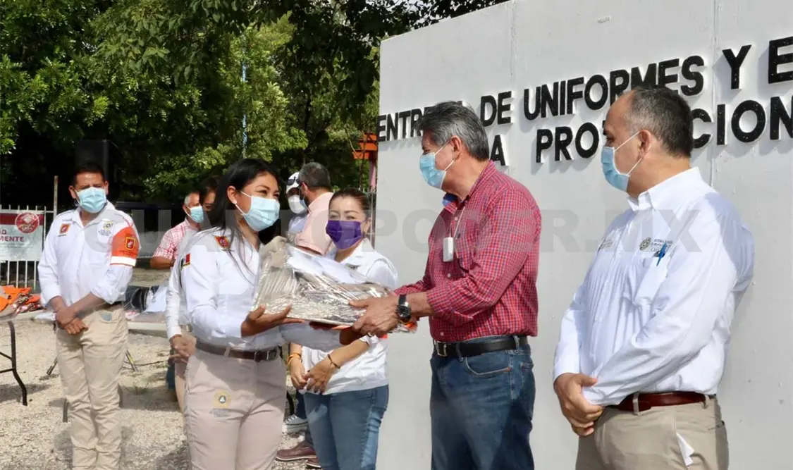 Morales Vázquez durante la entrega de uniformes y equipo de protección personal a elementos de PC Municipal. CP
