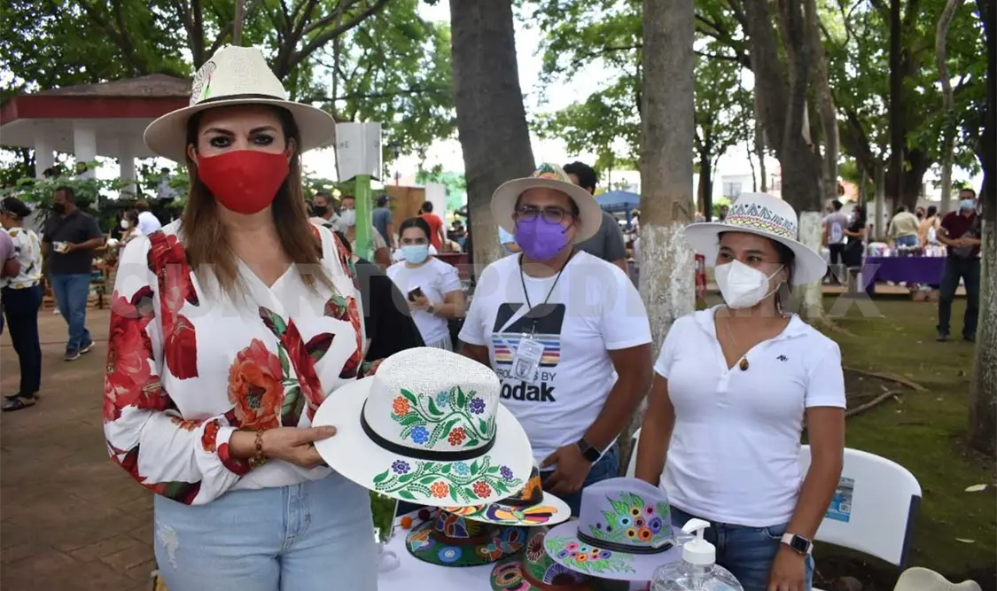 La alcaldesa municipal realizó un recorrido para conocer las actividades, degustar los productos regionales y fomentar el comercio local. CP