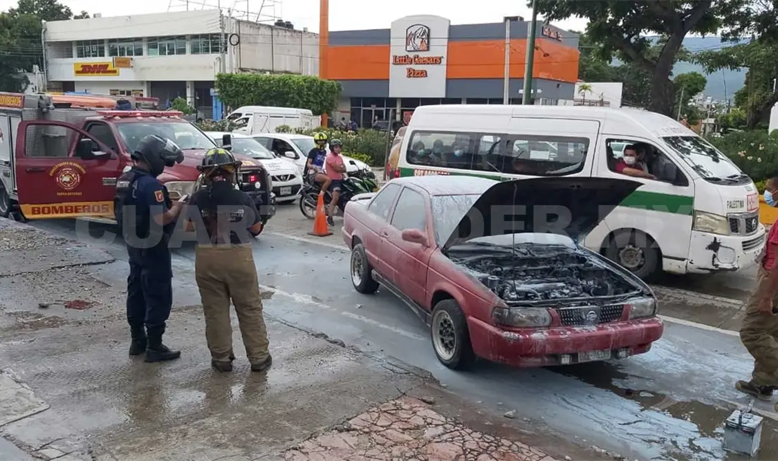 La unidad Nissan Tsuru se desplazaba sobre el bulevar Ángel Albino Corzo al momento de comenzar a incendiarse. Ulises López / CP
