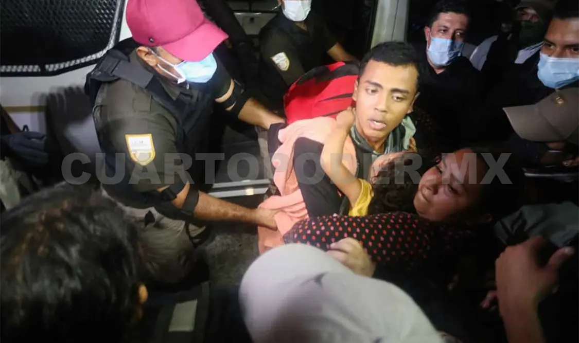 Se enfrentan migrantes y agentes en Huixtla