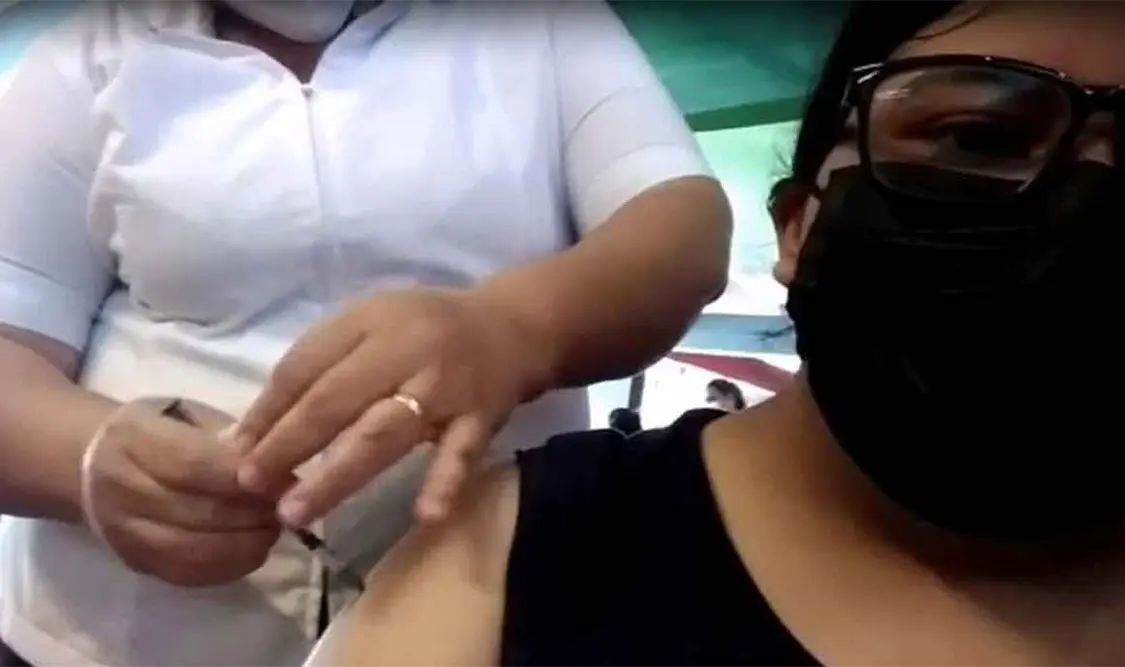Denuncian a enfermera que simuló aplicar vacuna